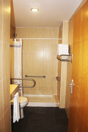 Bathroom shower - Apartamentos Gorbea (Monachil)