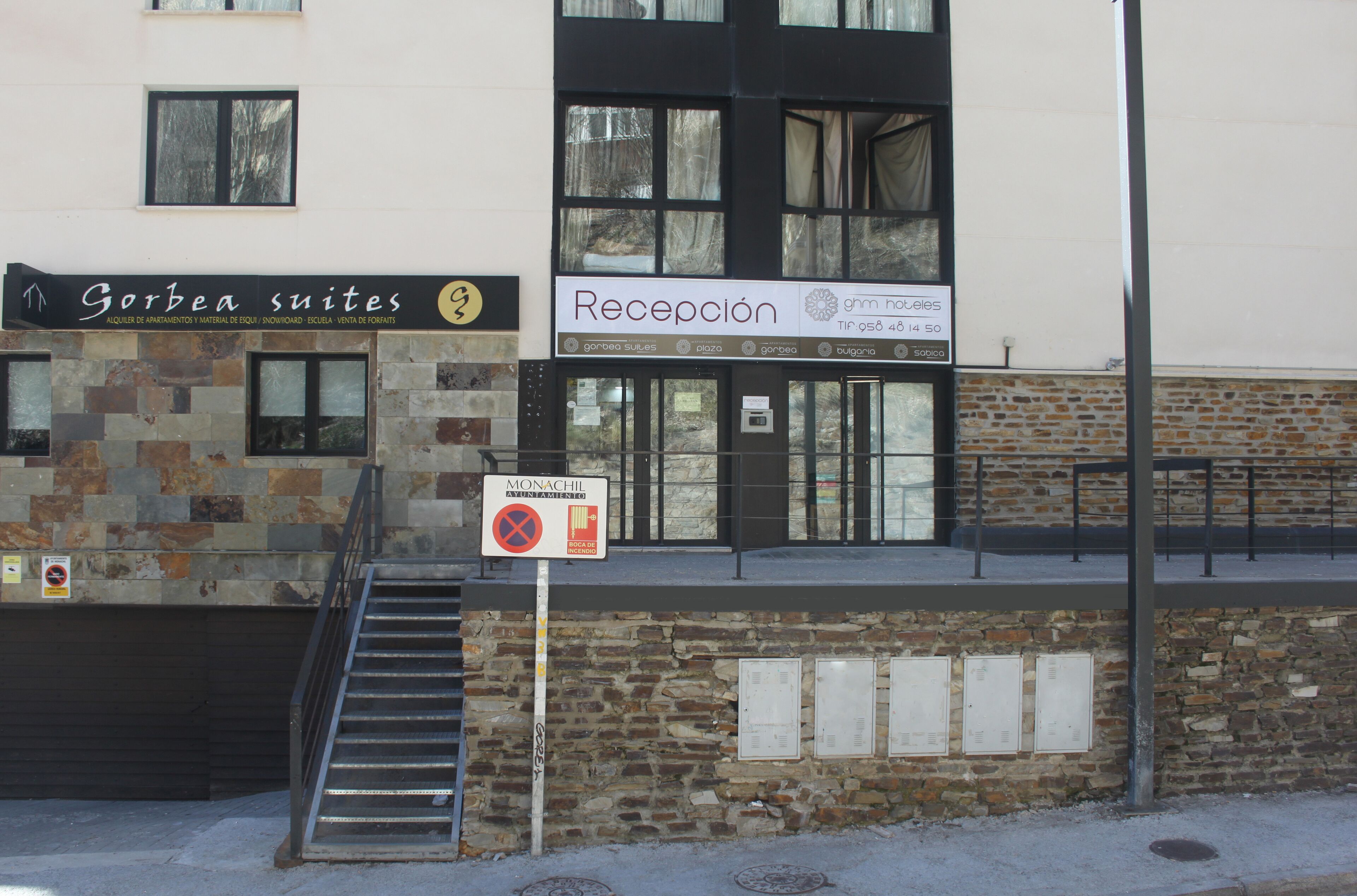 Un edificio con una recepción y un cartel que dice 'Gorbea suites'.