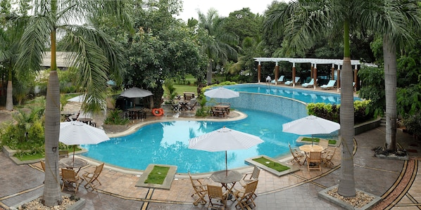 2 outdoor pools