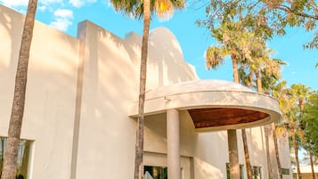 Vista frontal de la propiedad