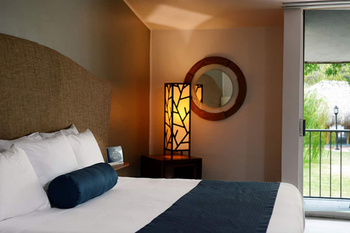Premium bedding, in-room safe, desk, iron/ironing board
