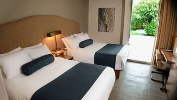 Ropa de cama de alta calidad y caja de seguridad en la habitación