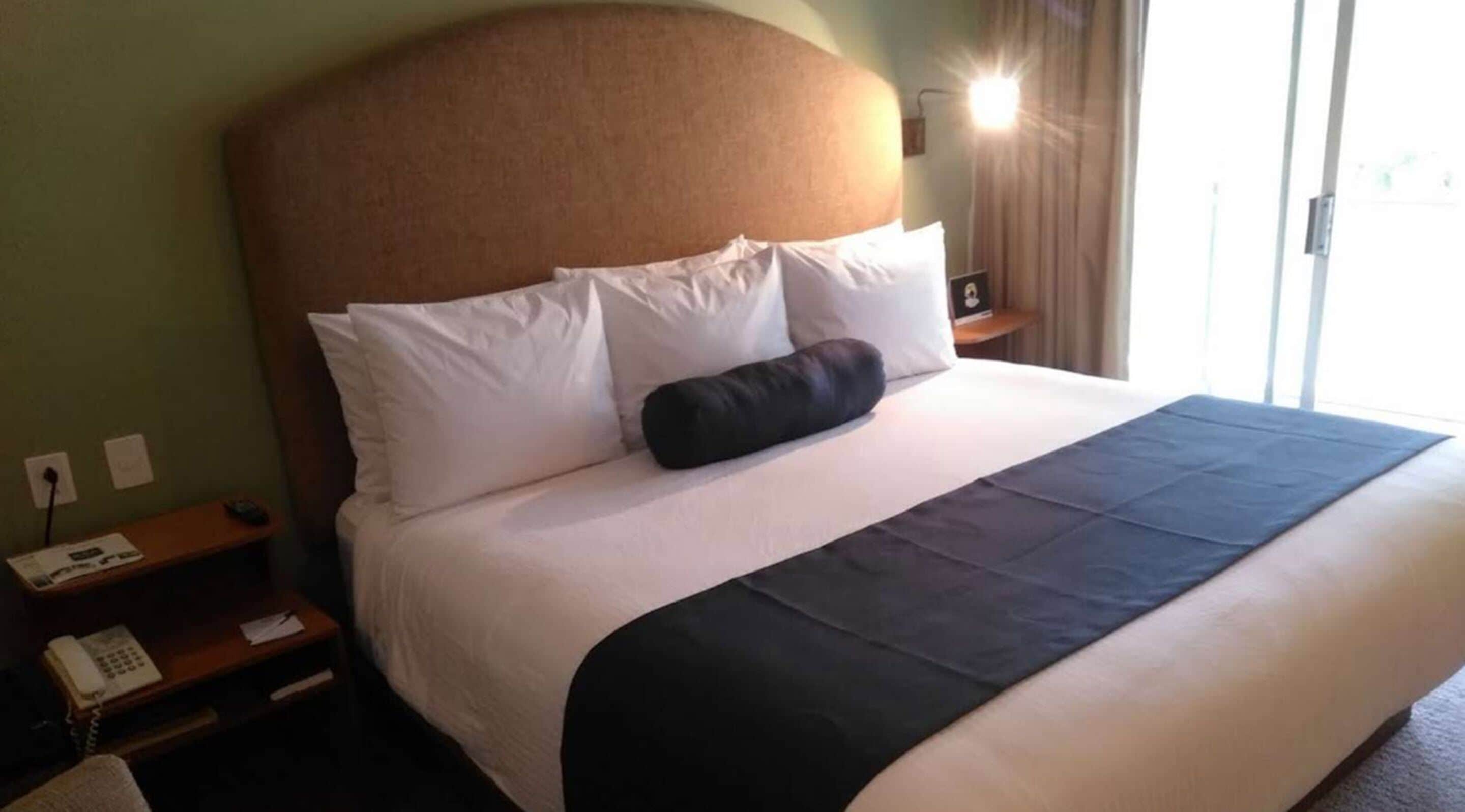 Ropa de cama de alta calidad y caja de seguridad en la habitación 