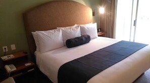 Premium bedding, in-room safe, desk, iron/ironing board