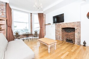 Superior Double Room | Living room | TV - Granville (Brighton)