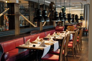 Breakfast, lunch, dinner served; garden views  - Park-Hotel Hagenbeck (Hamburg)