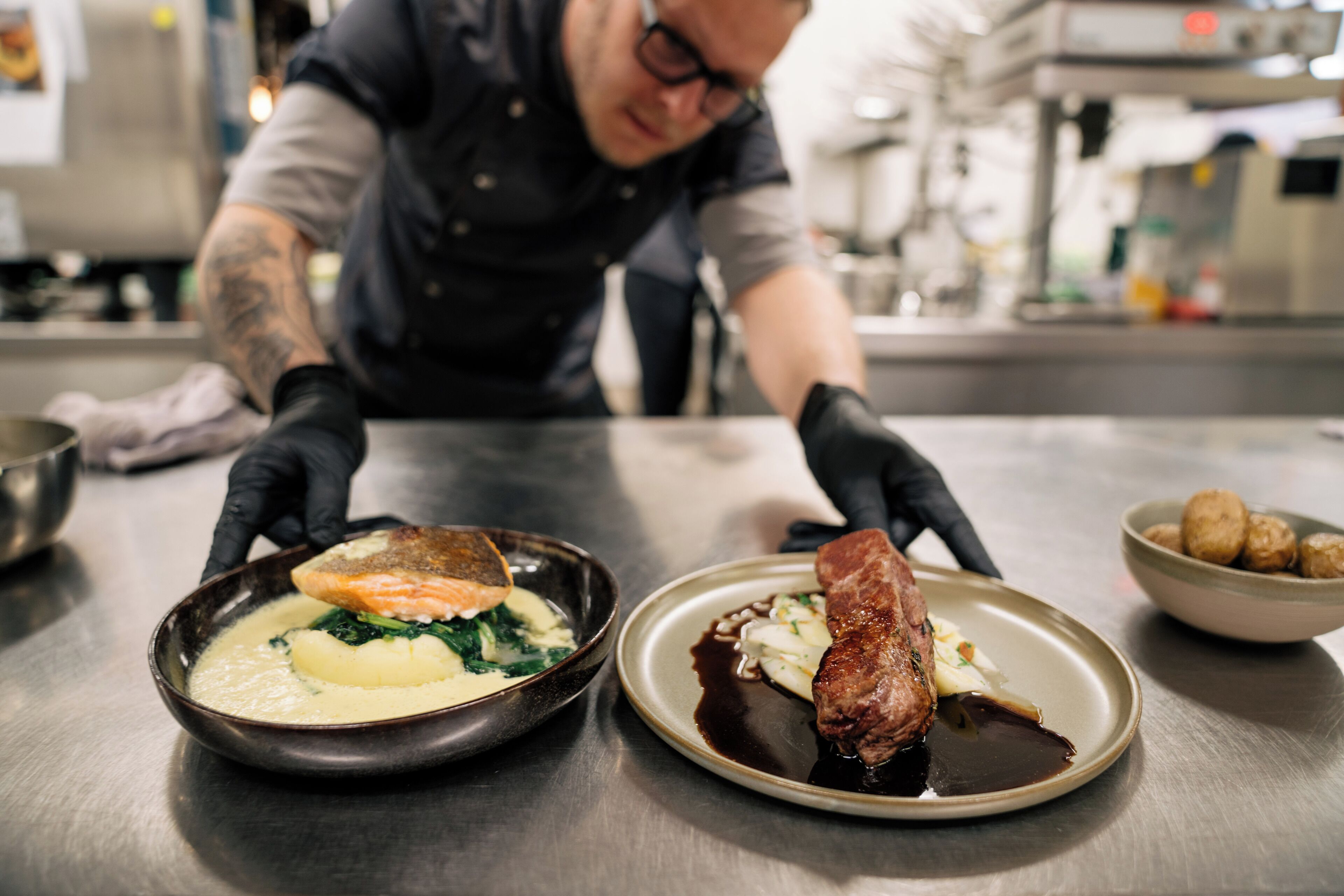Petit déjeuner, déjeuner, dîner et brunch servis sur place