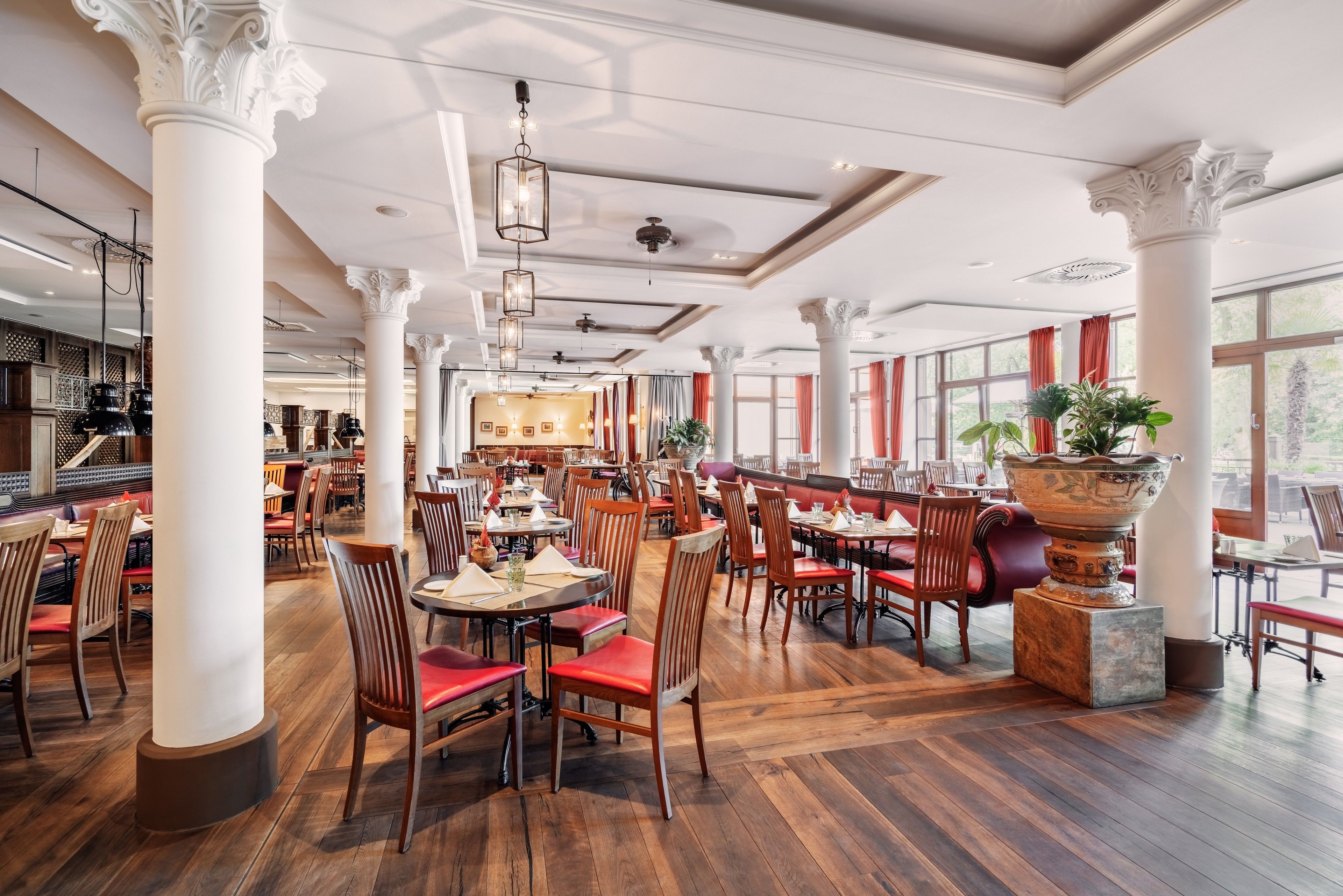 Se sirven desayunos, almuerzos y cenas (con vistas al jardín) 