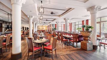 Se sirven desayunos, comidas y cenas con vista al jardín