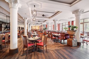 Breakfast, lunch, dinner served; garden views - Park-Hotel Hagenbeck (Hamburg)