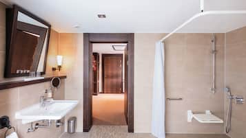 Deluxe-Doppelzimmer, barrierefrei | Badezimmer | Dusche, Regendusche, Haartrockner, Bademäntel