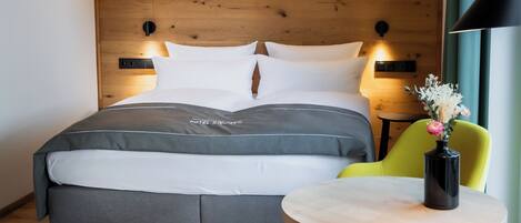 Habitación individual superior | Minibar, caja de seguridad en la habitación y escritorio