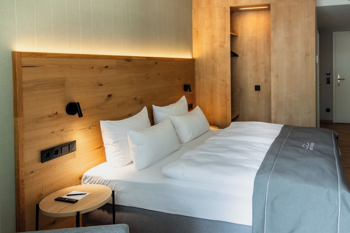 Superior Double Room | Bar mini, peti besi dalam bilik, meja, seterika/papan seterika