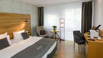 Een minibar, een kluis op de kamer, een bureau