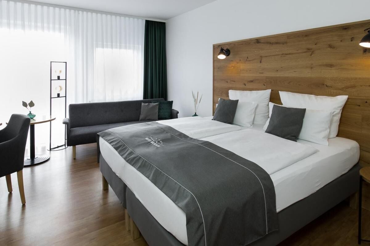 Minibar, värdeförvaringsskåp på rummet och skrivbord