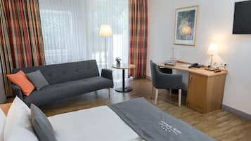 Minibar, pengeskab på værelset, skrivebord, strygejern/strygebræt