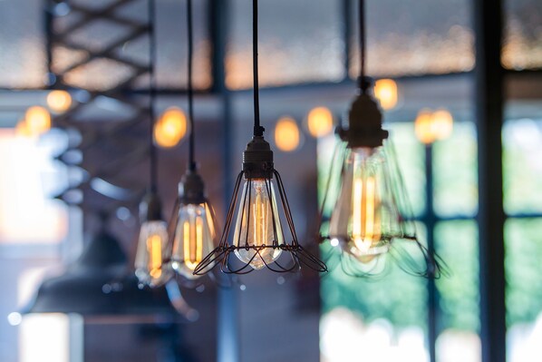 Lámparas de estilo industrial suspendidas con bombillas de filamento visibles.