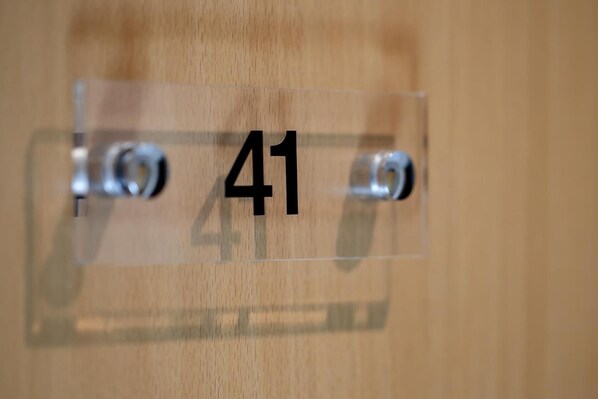 A wooden door with a clear label displaying the number 41. - Hotel Nickisch (Schuettorf)