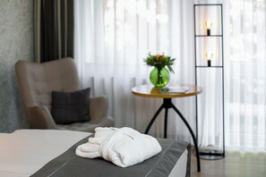 Classic-dobbeltværelse | Minibar, pengeskab på værelset, skrivebord, strygejern/strygebræt