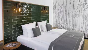 Minibar, coffres-forts dans les chambres, bureau