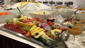 A buffet table with various fruits, vegetables, and beverages. - Park Hotel Fasanerie Neustrelitz (Neustrelitz)