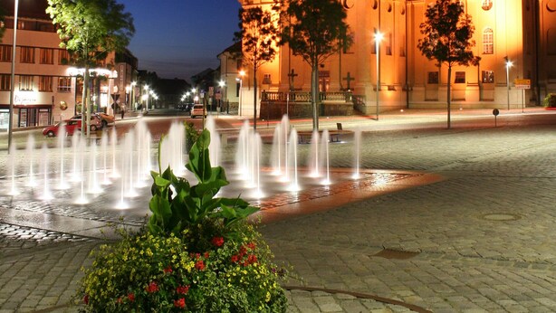 A historic building with a prominent tower and a fountain in front. - Park Hotel Fasanerie Neustrelitz (Neustrelitz)