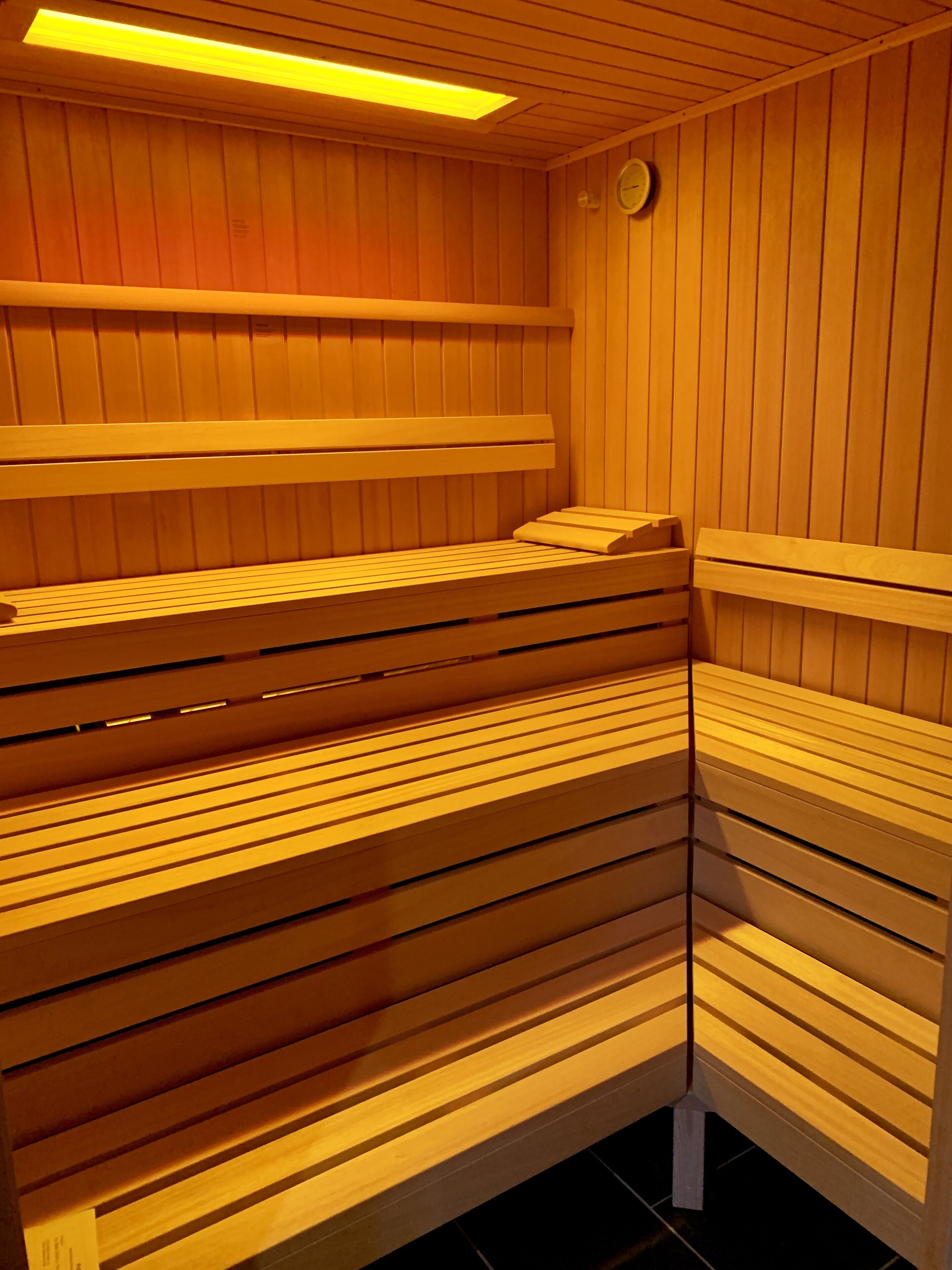 Eine Sauna mit in Terrassen angeordneten Holzbänken.