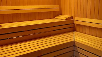 Eine Sauna mit in Terrassen angeordneten Holzbänken.