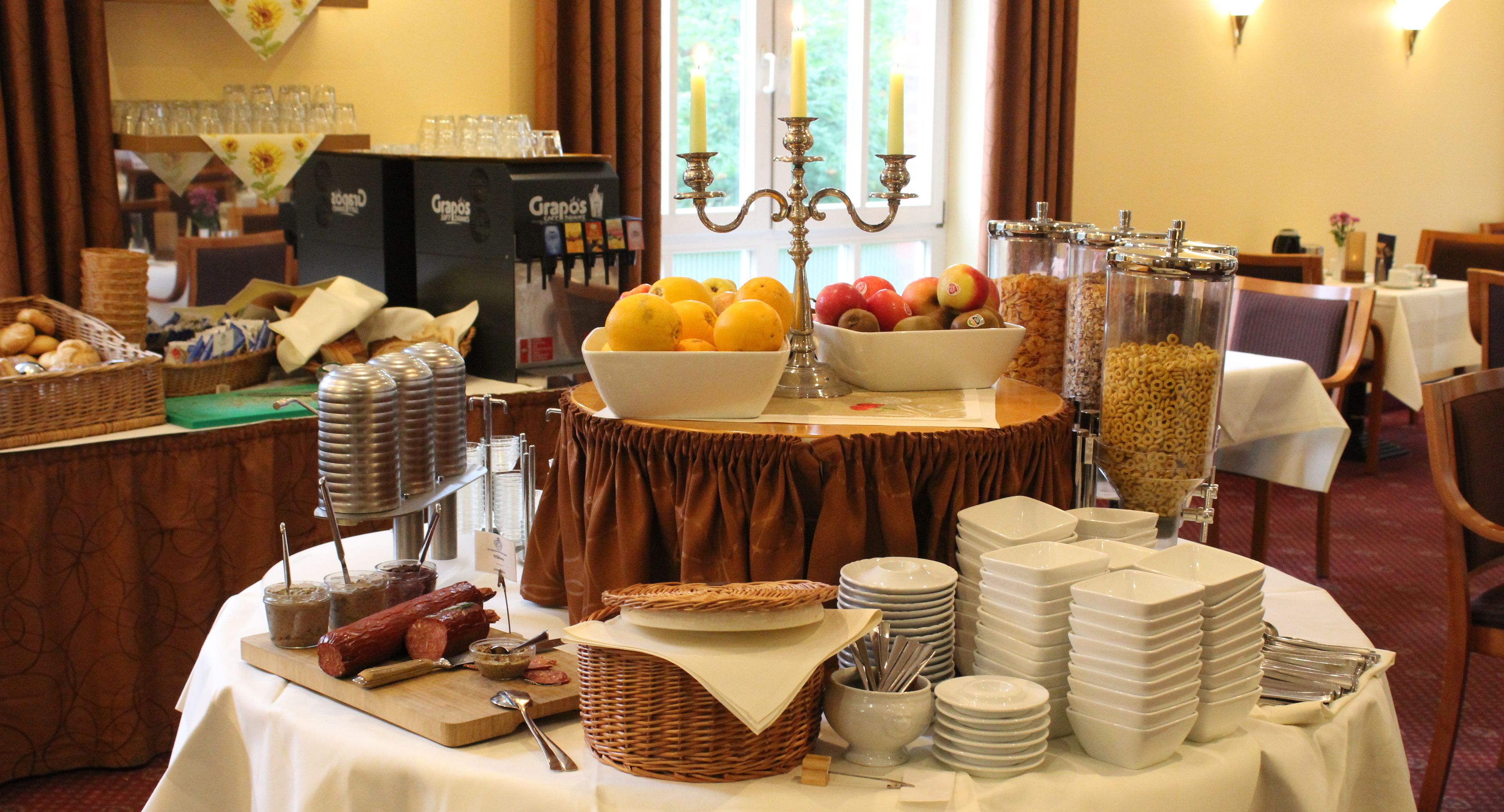 朝食 (ビュッフェ)、毎日提供 (1 名様 22.5 EUR)