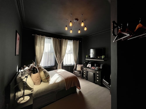 Brighton Black Hotel & Hot Tubs