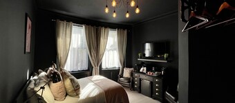 Brighton Black Hotel & Hot Tubs