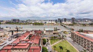 A cityscape with a river, buildings, and a bridge. - Oaks Brisbane Casino Tower Suites (Brisbane)