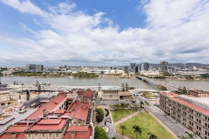 A cityscape with a river, buildings, and a bridge. - Oaks Brisbane Casino Tower Suites (Brisbane)