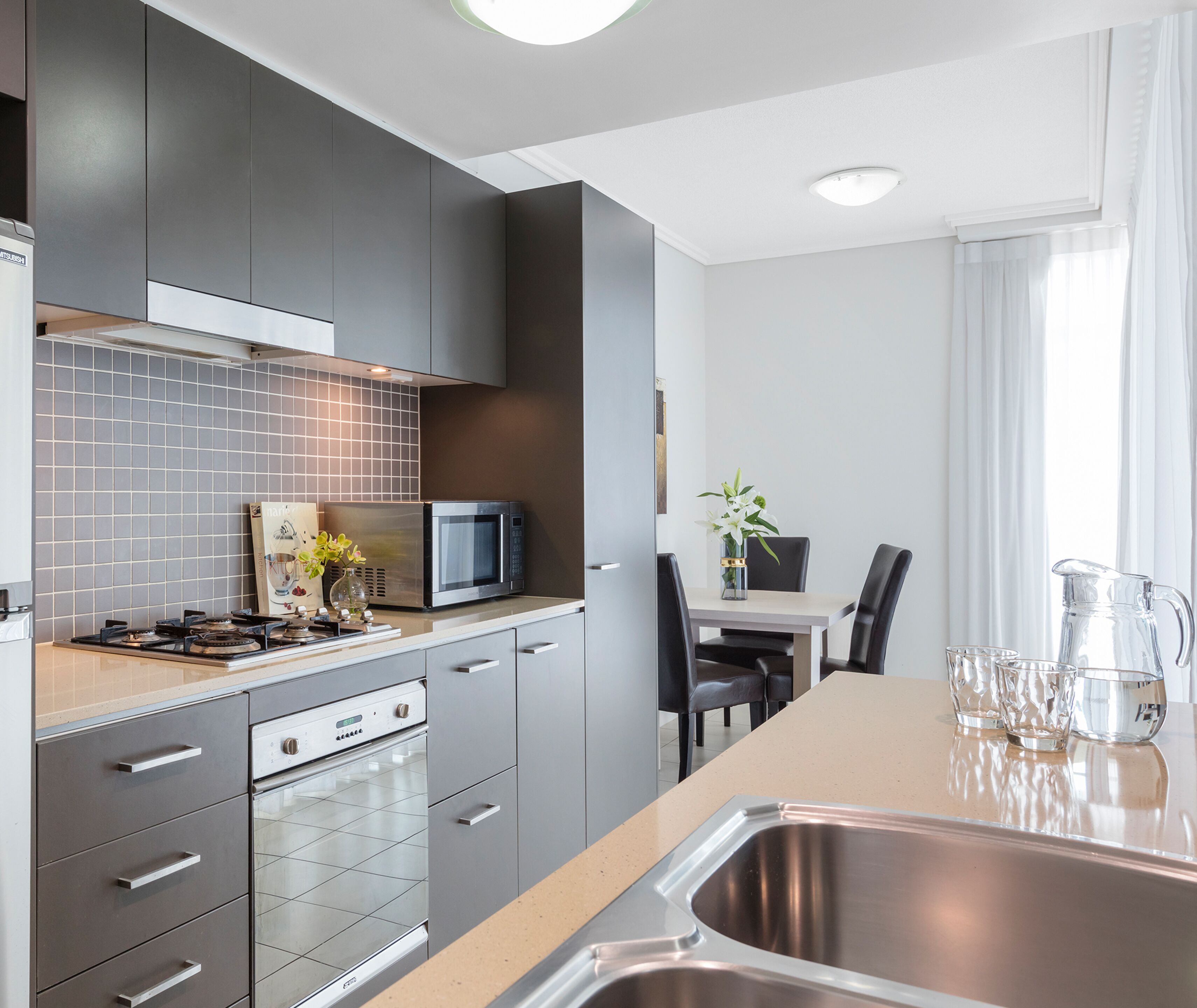 Refrigerador con freezer, microondas, horno, placa de cocina