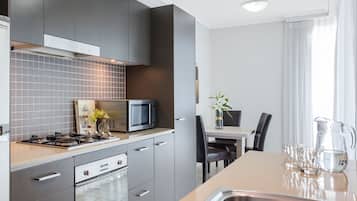 Refrigerador con freezer, microondas, horno, placa de cocina