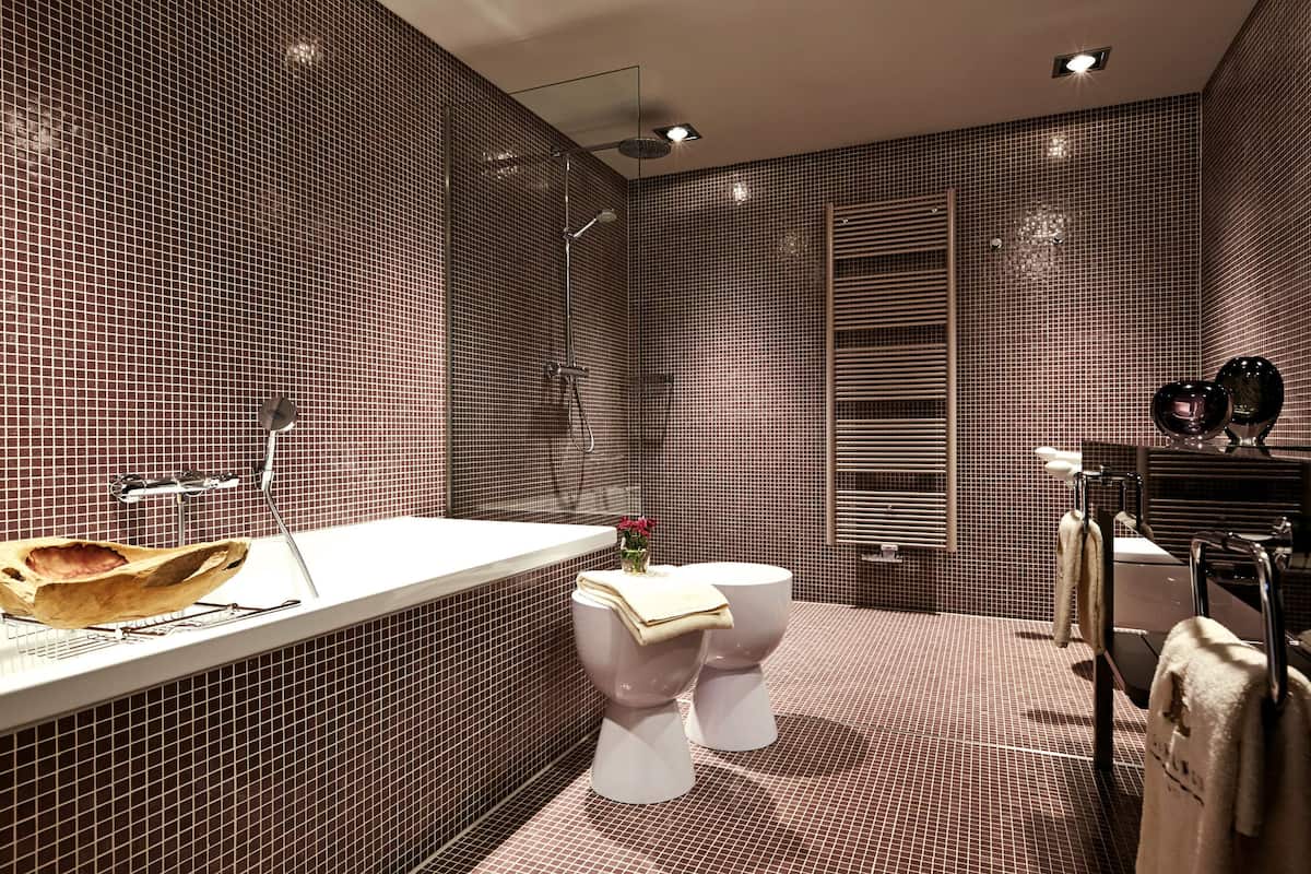 Grand suite, 1 slaapkamer, toegankelijk voor mindervaliden | Badkamer | Designer toiletartikelen, een haardroger, badjassen, pantoffels