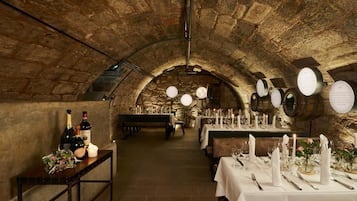 2 restaurantes; se sirven almuerzos, cenas y cocina internacional