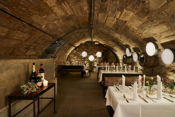 2 restaurants; lunch and dinner served