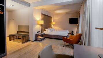Suite, 1 Schlafzimmer, barrierefrei | Minibar, Zimmersafe, Schreibtisch, schallisolierte Zimmer
