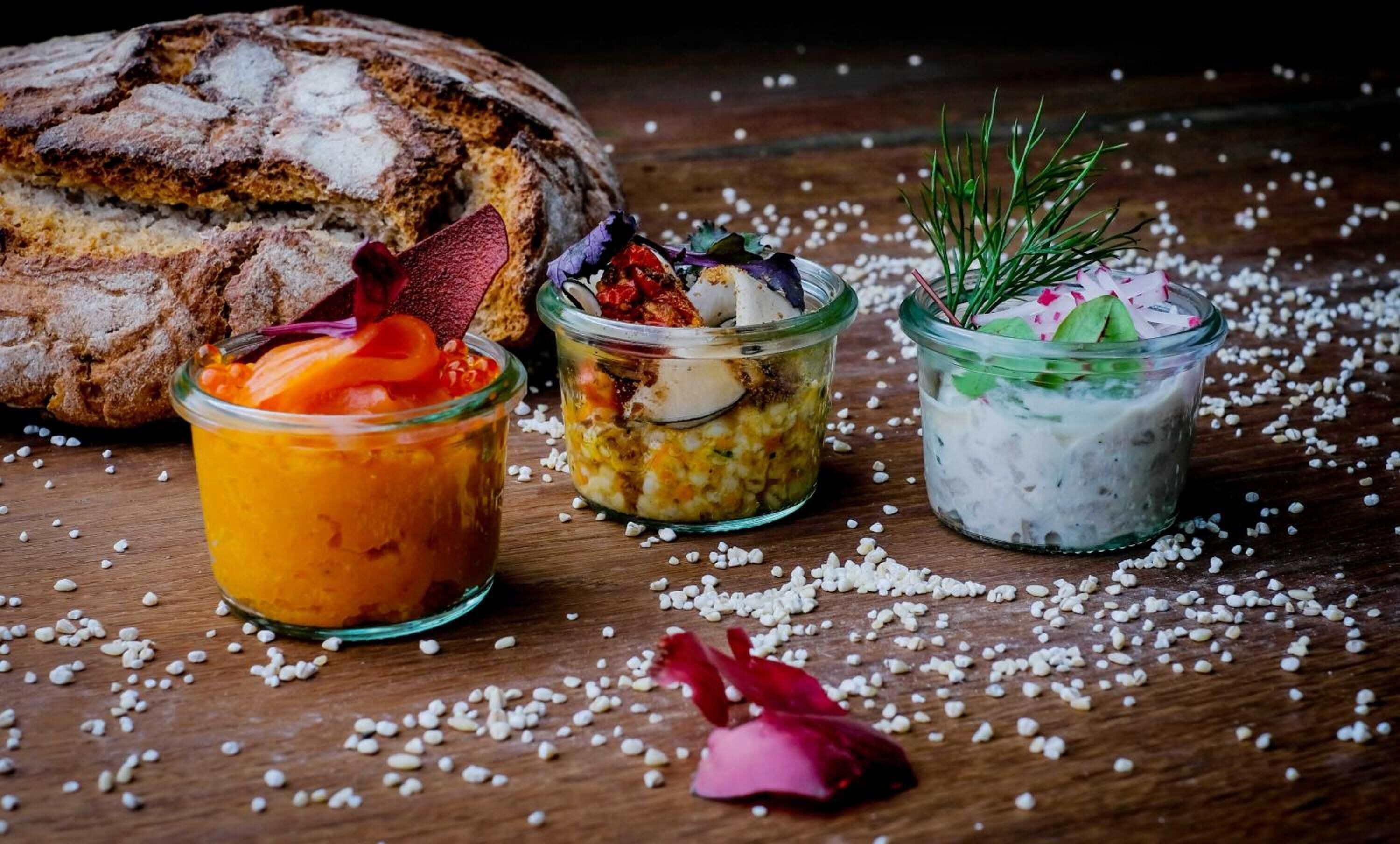 2 restaurants, lunch, dinner served; international cuisine