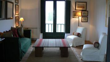 Suite superior | Caja de seguridad en la habitación y escritorio