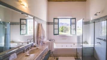 Bañera con ducha, bañera profunda, secador de pelo, bidet