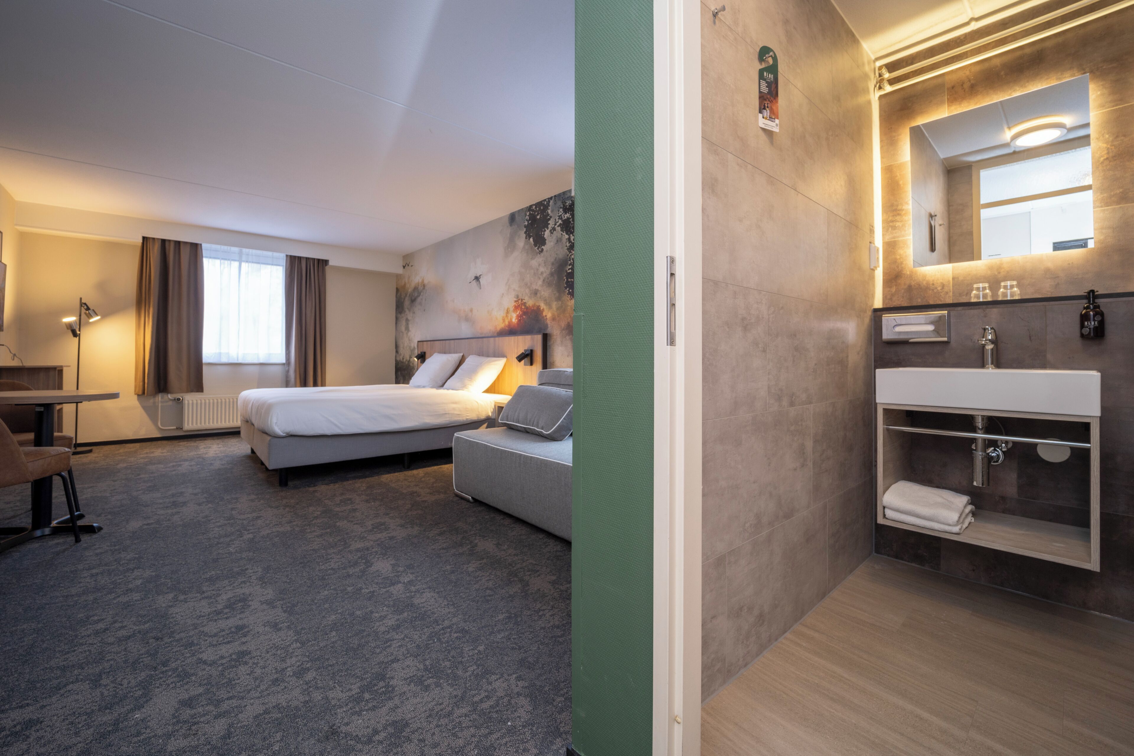 Familien-Vierbettzimmer (with Shower) | Zimmersafe, Schreibtisch, Verdunkelungsvorhänge, Bügeleisen/Bügelbrett
