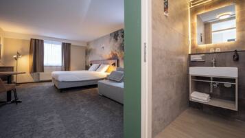 Familien-Vierbettzimmer (with Shower) | Zimmersafe, Schreibtisch, Verdunkelungsvorhänge, Bügeleisen/Bügelbrett
