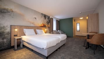 Quarto de hotel moderno com uma cama grande, mesas de cabeceira, uma escrivaninha e uma cadeira.