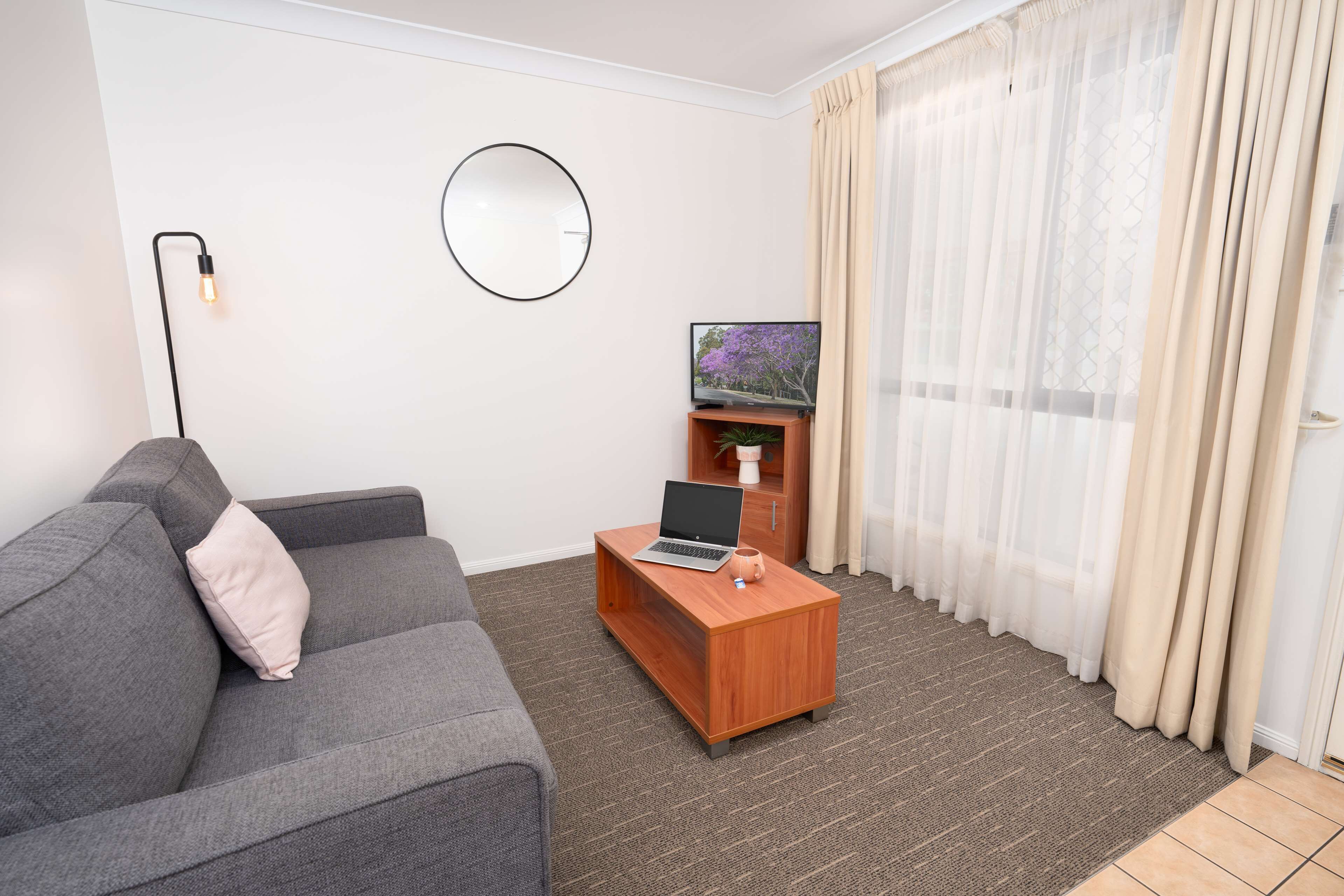 executive suite, 1 queen bed, non smoking | living room | 32-inch tv with cable channels, ipod dock