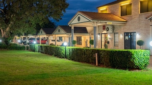A hotel with a reception area, multiple parking spaces, and a well-maintained lawn. - Best Western Tuscany On Tor Motor Inn (Newtown)