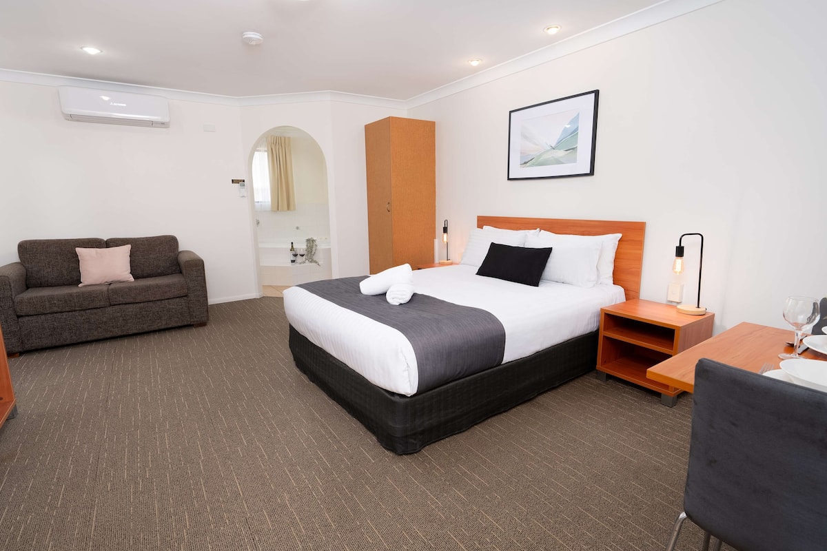 Standard Room, 1 Queen Bed, Non Smoking, Jetted Tub (Walk-in Shower) | Premium bedding, pillowtop beds, minibar, laptop workspace
