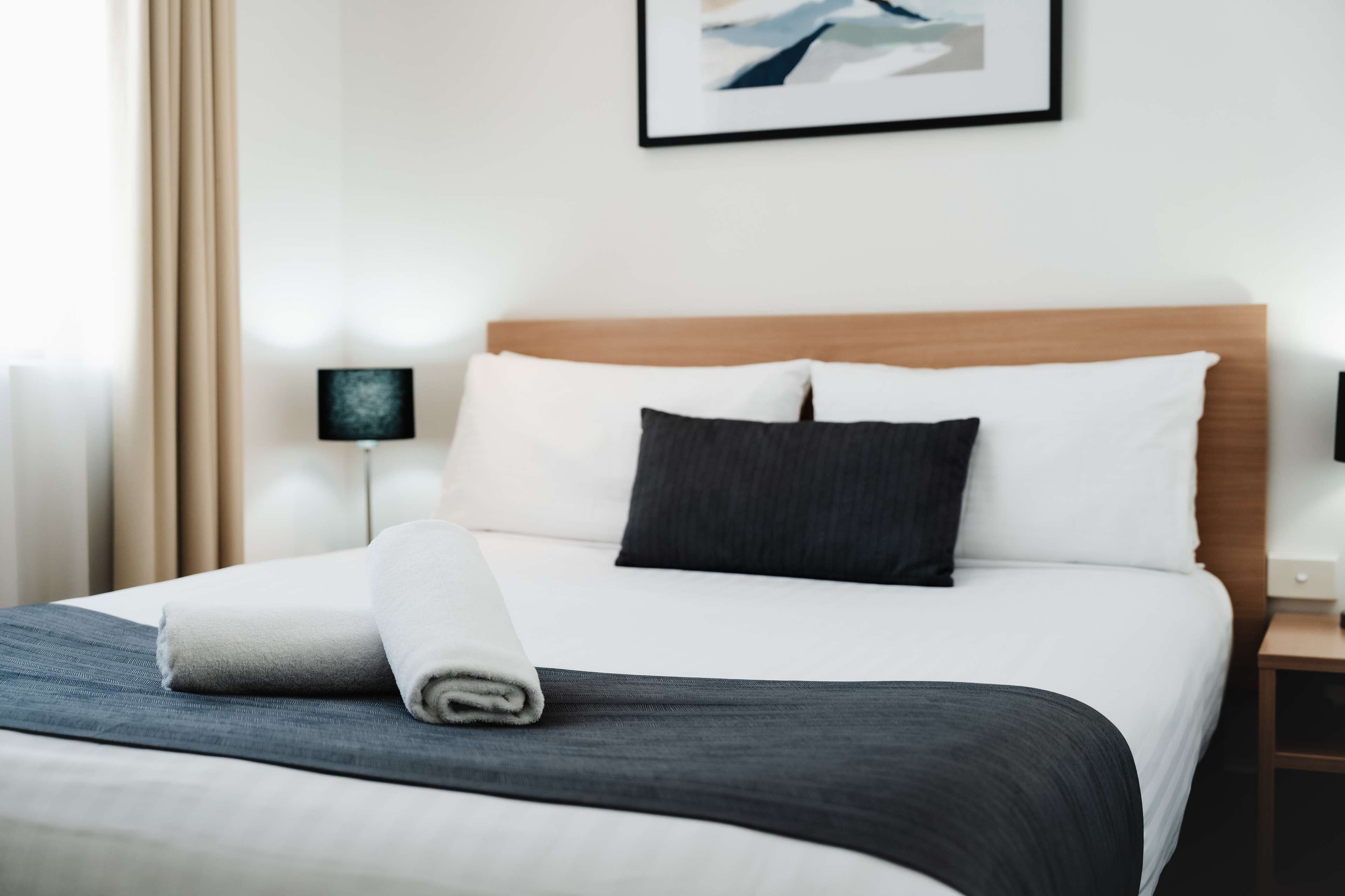 standard room, 1 queen bed, non smoking | premium bedding, pillow-top beds, minibar, laptop workspace