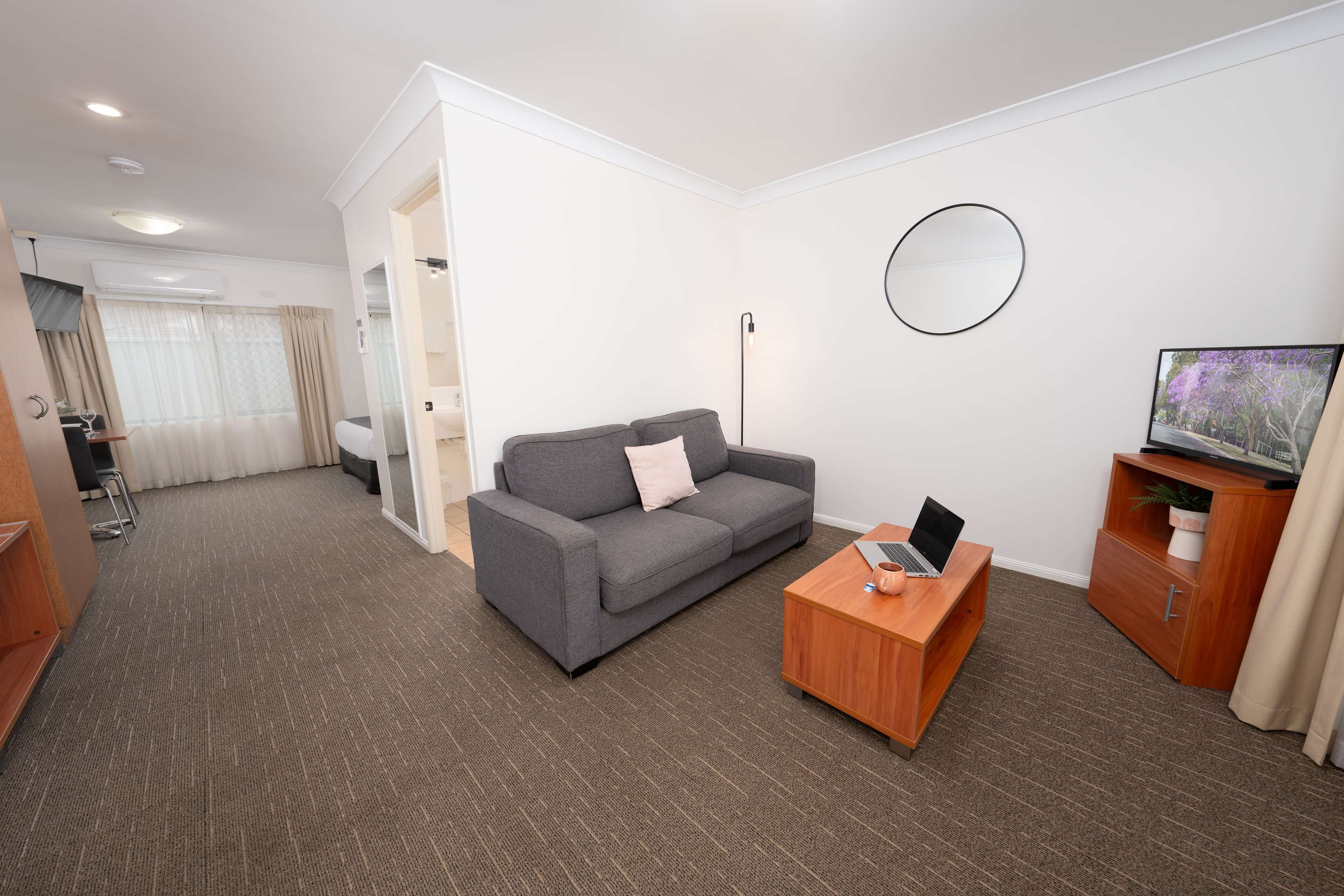 executive suite, 1 queen bed, non smoking | premium bedding, pillow-top beds, minibar, laptop workspace